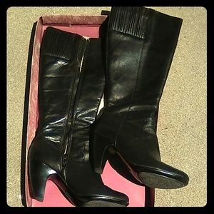 7.5 Flora Sofft boots